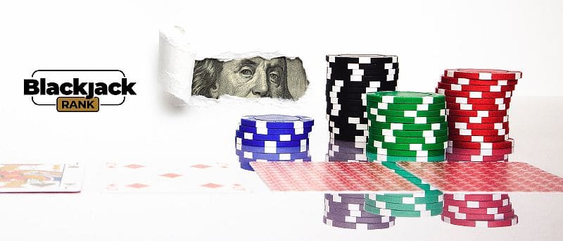 Chips mit Spielkarten auf einem Dollarhintergrund