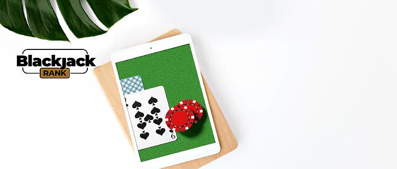 Tablet mit Blackjack auf dem Bildschirm auf einem Schneidebrett