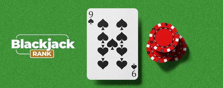 Eine Spielkarte neben dem großen BlackJackRank-Logo auf dem Blackjack-Tisch Spielkarte neben dem BlackJackRank-Logo