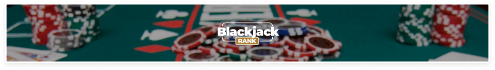 Stapel Blackjack-Chips mit Blackjackrank-Logo